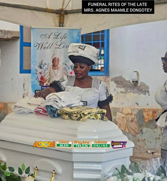 [PHOTOS] Scores mourn with Akumaa Mama Zimbi as she buries mother